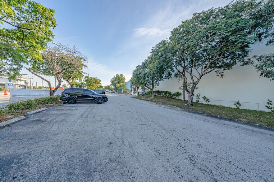 More Photos Of 6001 Powerline Rd, Fort Lauderdale Showroom For Lease