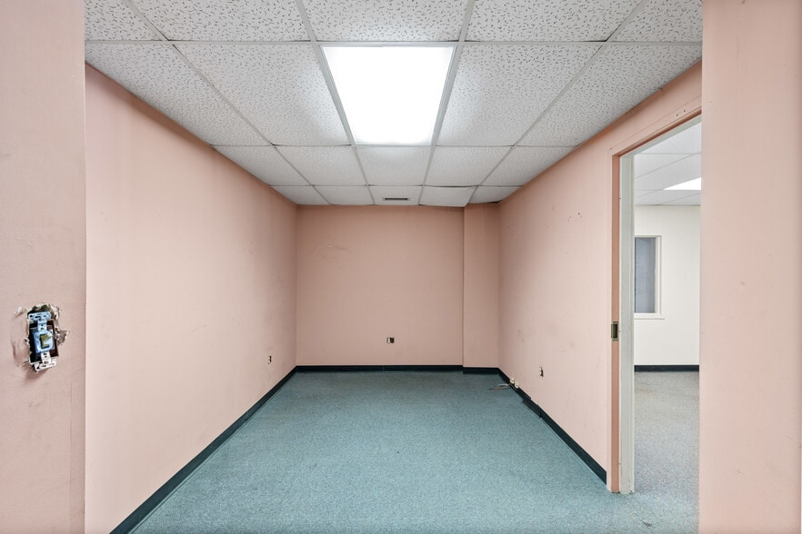 More Photos Of 2200 Union St, Bellaire Industrial For Sale