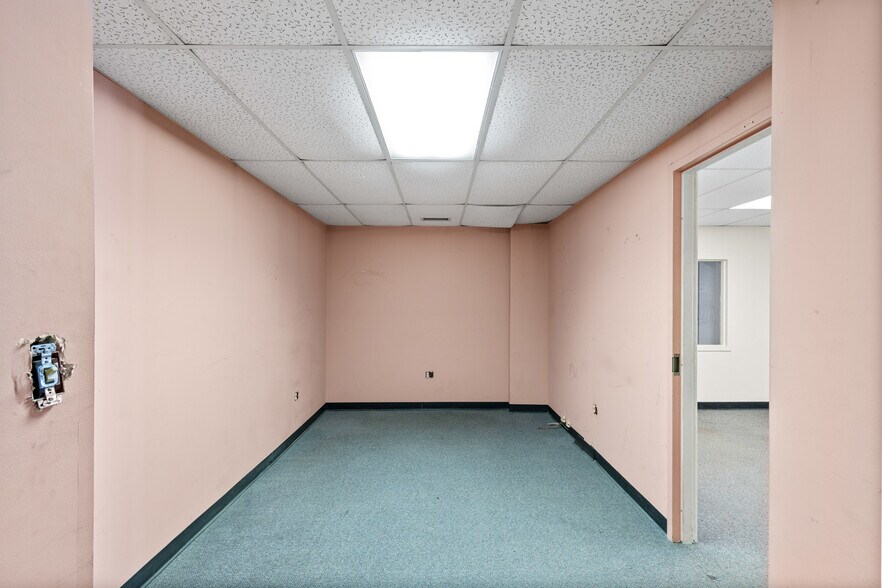 More Photos Of 2200 Union St, Bellaire Warehouse For Sale