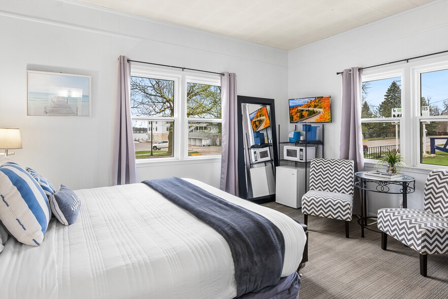 More Photos Of 488 South St, Green Lake Hotel For Sale