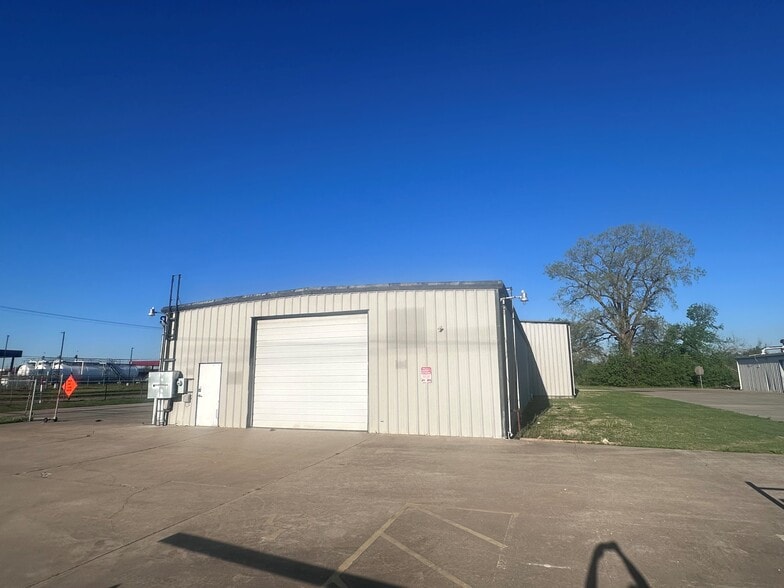 More Photos Of 4606 N Mingo Rd, Tulsa Warehouse For Lease