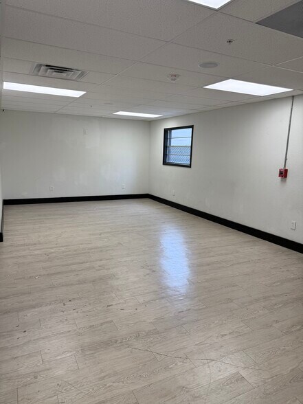 More Photos Of 6565 Beach Blvd, Jacksonville Loft Creative Space For Lease