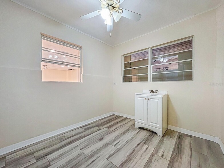 More Photos Of 301 N US Highway 41, Ruskin Office Residential For Lease