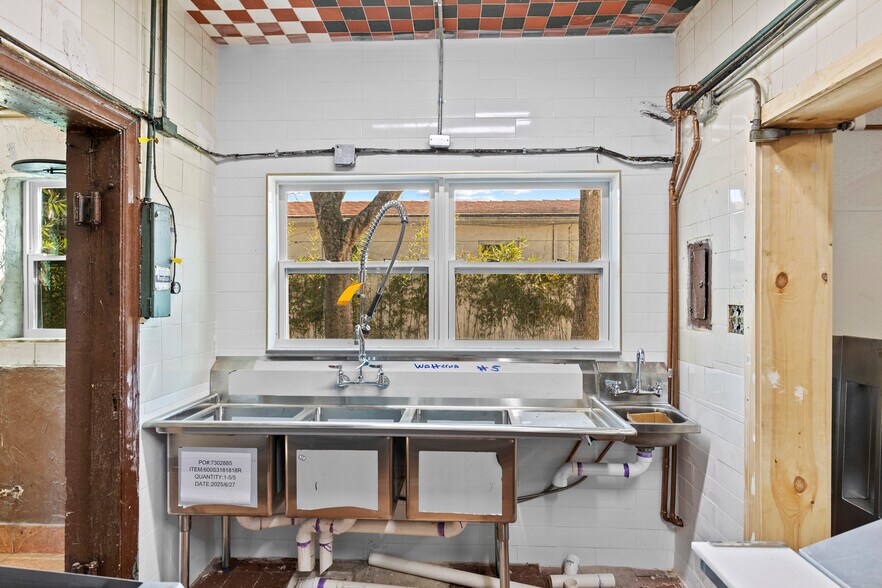 More Photos Of 7201 S Dixie Hwy, West Palm Beach Restaurant For Lease