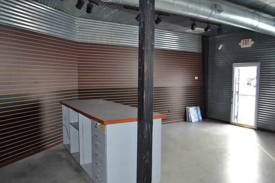 More Photos Of 2121-2123 Edgewood Dr, Lakeland Warehouse For Lease