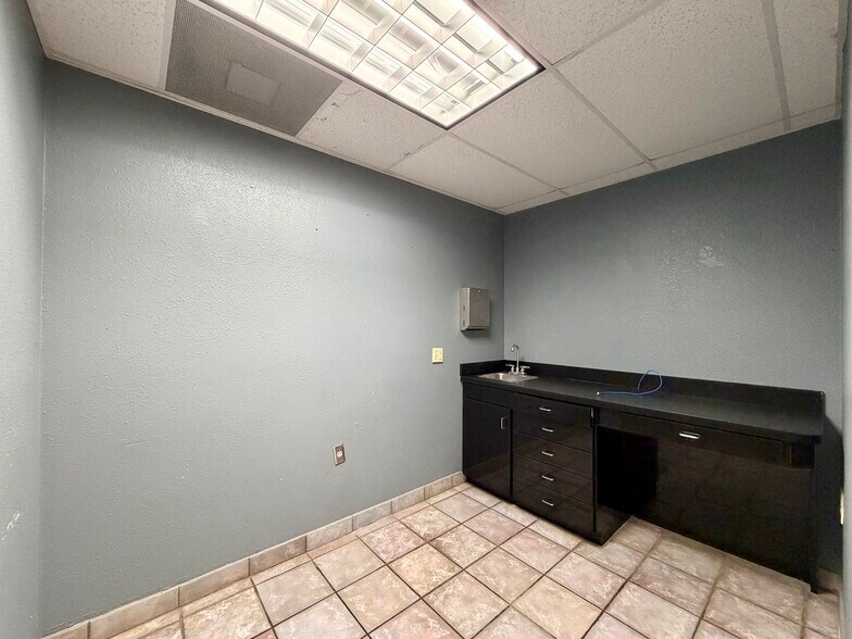 More Photos Of 7830 Louis Pasteur Dr, San Antonio Medical For Lease