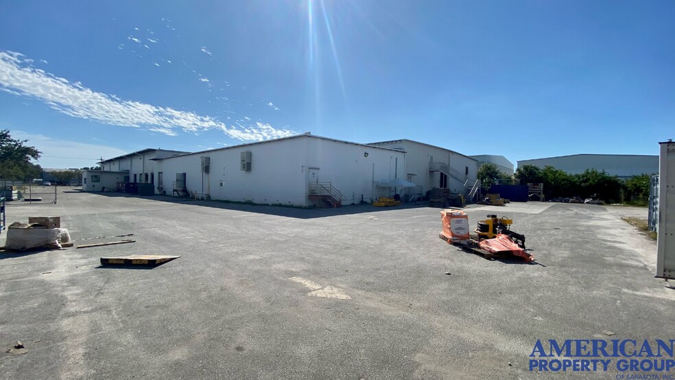 More Photos Of 2075 47th St, Sarasota Warehouse For Lease