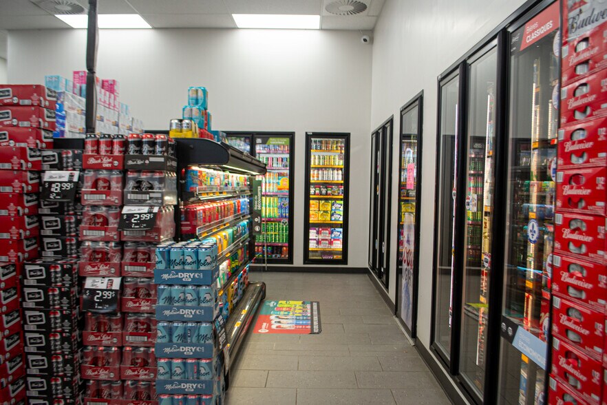 More Photos Of 680 Av Gilles-Villeneuve, Berthierville General Retail For Sale