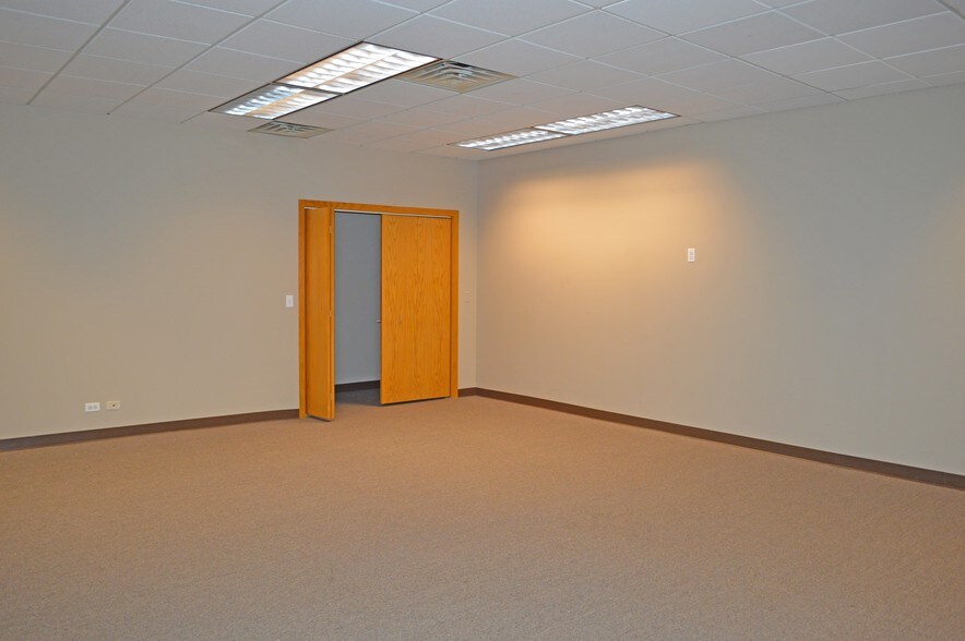 More Photos Of 919 N Plum Grove Rd, Schaumburg Office For Sale