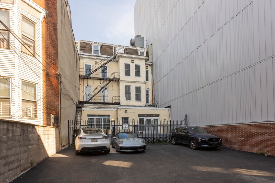 More Photos Of 2112 Walnut St, Philadelphia Office Residential For Sale