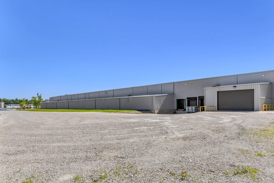 More Photos Of 1402 E Veterans Memorial Pky, Truesdale Manufacturing For Sale