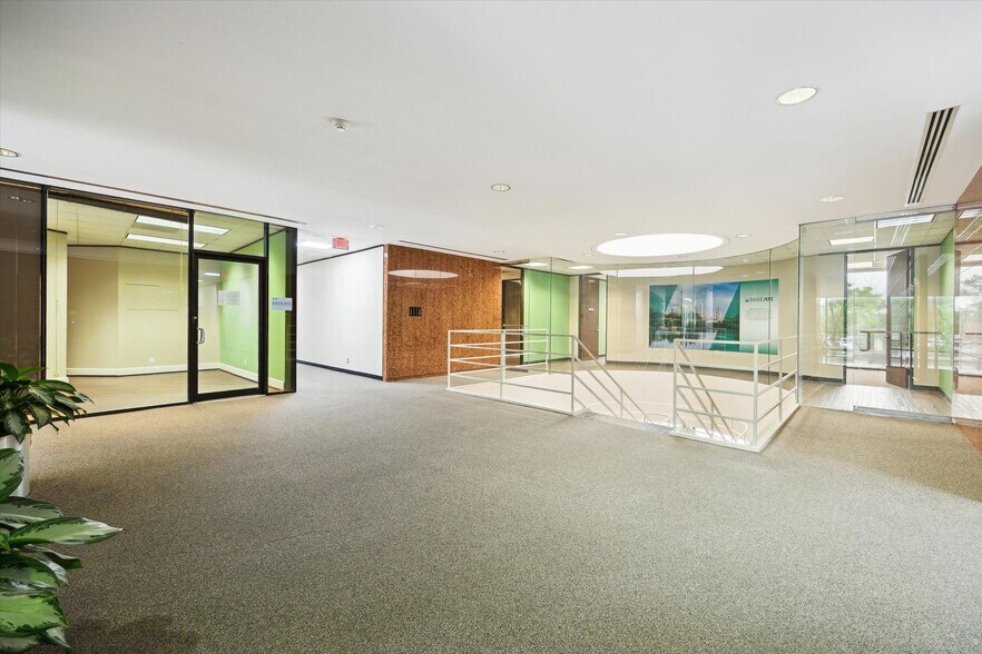 More Photos Of 12727 Featherwood Dr, Houston Medical For Lease