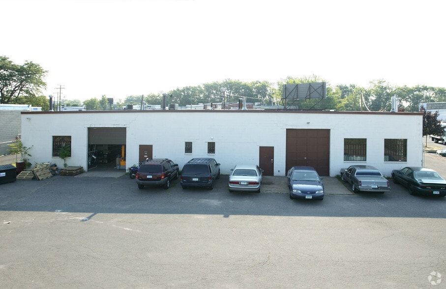 More Photos Of 221-225 Locust St, Hartford Showroom For Lease