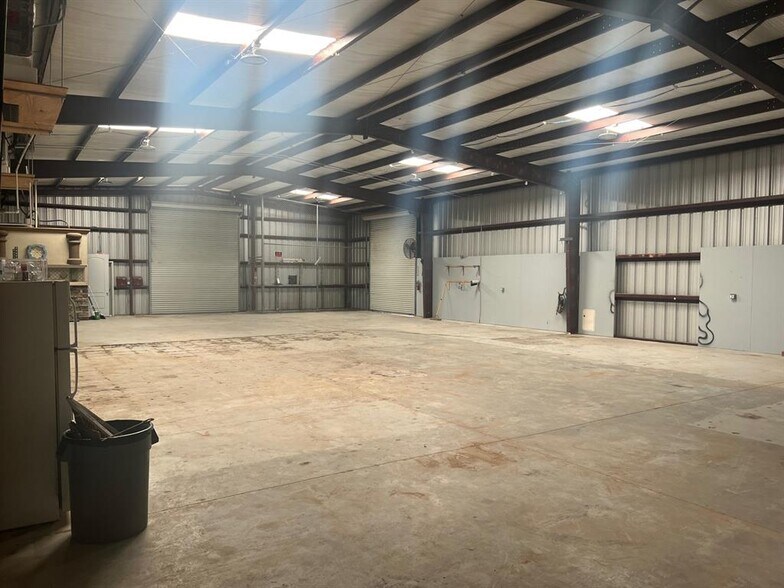 More Photos Of 15402 Dexler Dr, Austin Showroom For Lease