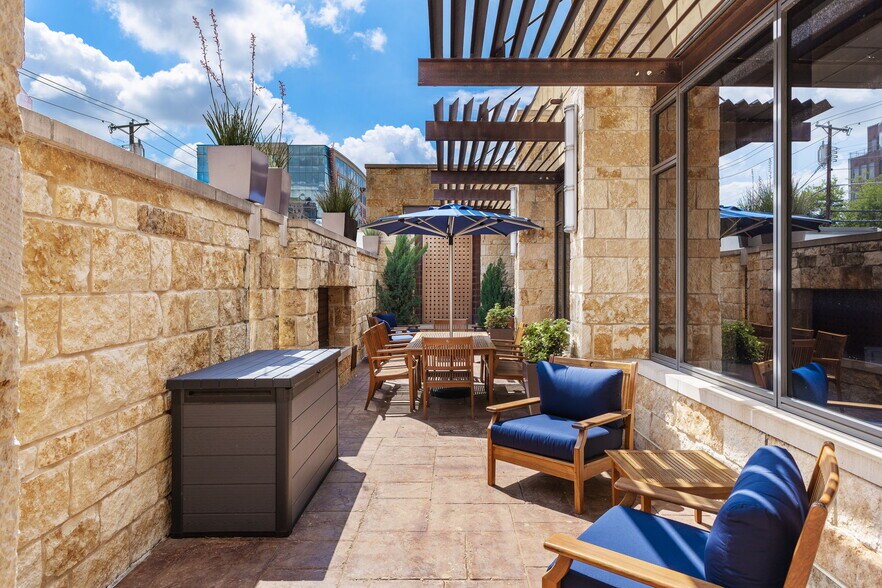 More Photos Of 6150 Sherry Ln, Dallas Office Residential For Sale