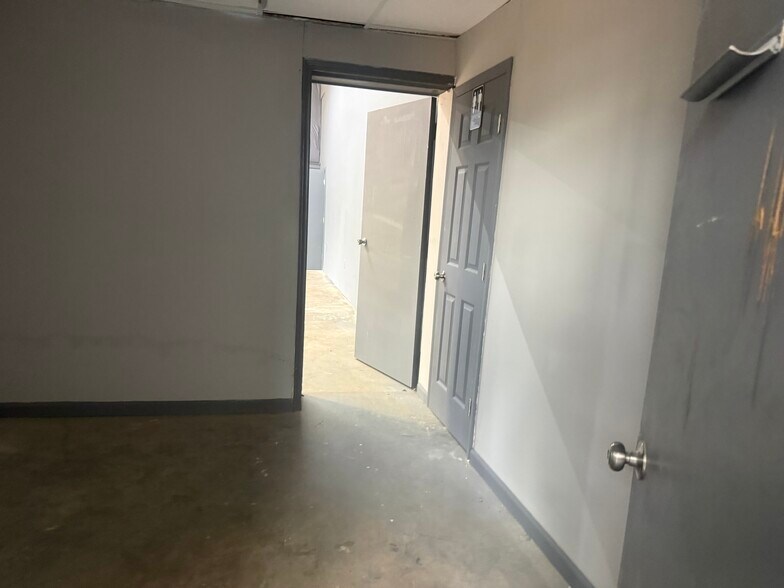 More Photos Of 1350 Commerce Dr, Stockbridge Warehouse For Lease