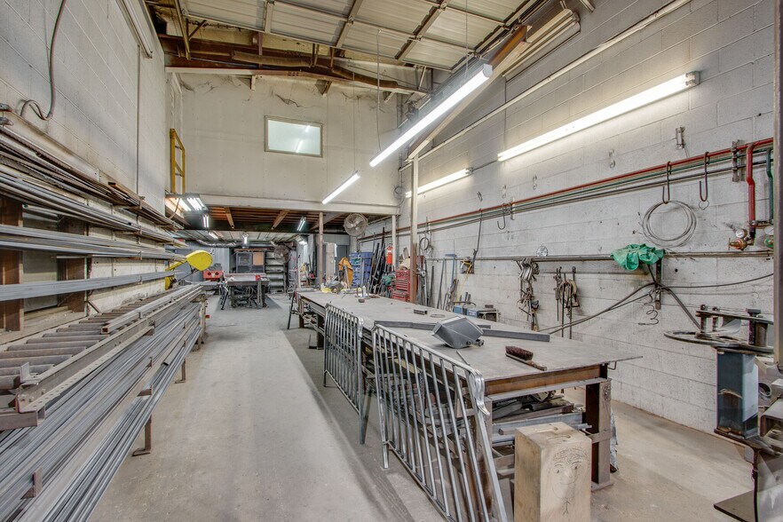 More Photos Of 120 Confederate Dr, Franklin Manufacturing For Sale