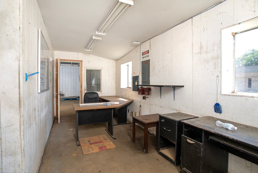 More Photos Of 5425 W Oak St, Palestine Flex For Lease