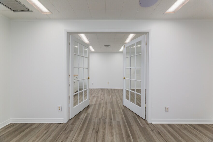 More Photos Of 128 Tomahawk Dr, Indian Harbour Beach Warehouse For Lease