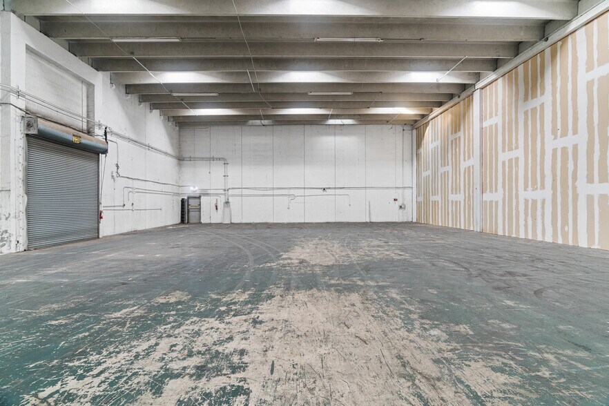 More Photos Of 2741 W 76th St, Hialeah Warehouse For Lease