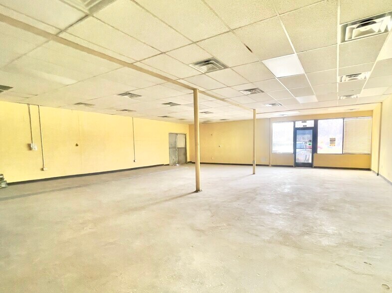 More Photos Of 634 N Carrier Pky, Grand Prairie Freestanding For Lease