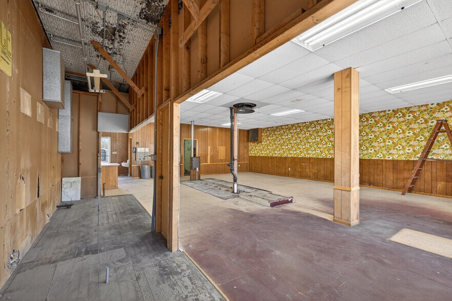 More Photos Of S101 S Main St, Nelson General Retail For Sale