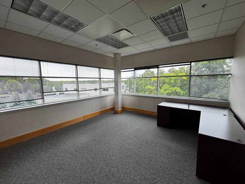 More Photos Of 3264 N Evergreen Dr NE, Grand Rapids Medical For Sale