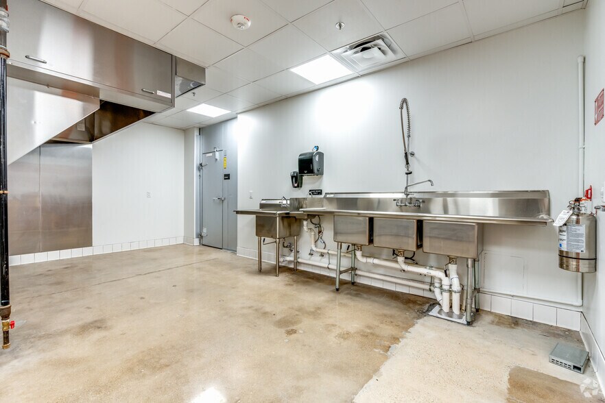 More Photos Of 3004-3008 Cullen St, Fort Worth Distribution For Lease