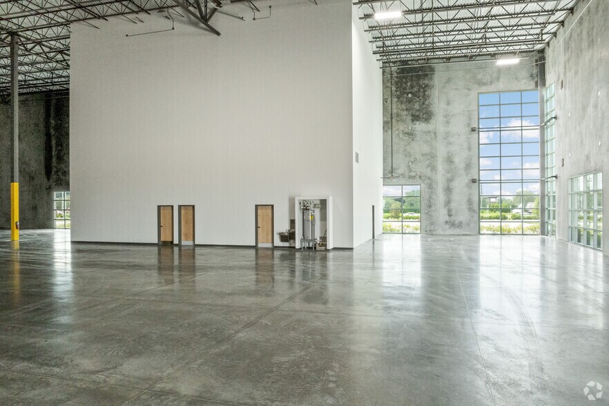 More Photos Of 700 S Kings Hwy, Fort Pierce Distribution For Sale