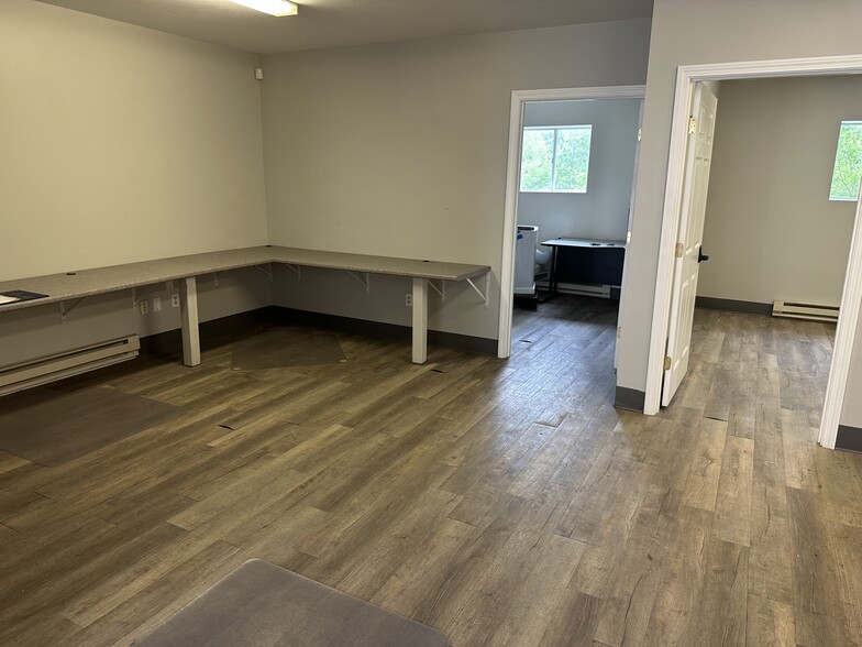 More Photos Of 61 Airport Dr, Rochester Service For Lease