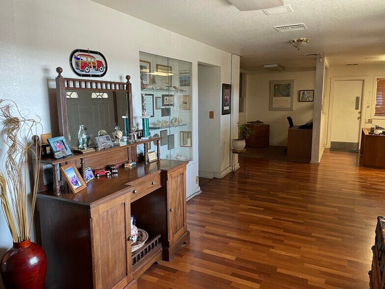 More Photos Of 1711 E 20th St, Signal Hill Service For Sale