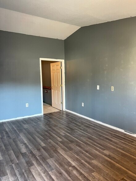 More Photos Of 127 Pacific Ave, Glendale Hotel For Sale