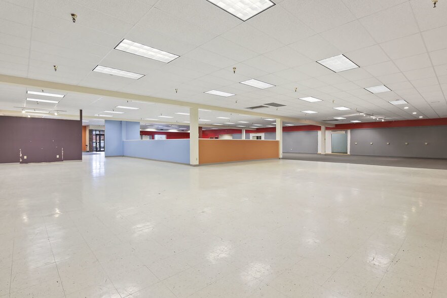 More Photos Of 110-114 S Rum River Dr, Princeton General Retail For Lease