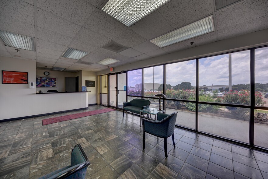 More Photos Of 1901 Longwood Dr, Brenham Manufacturing For Sale