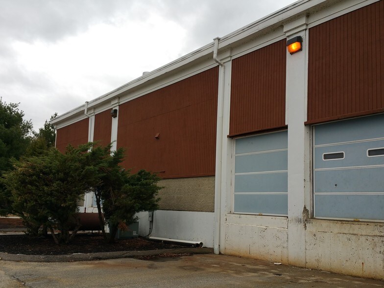 More Photos Of 3 Robinson Rd, Bow Light Distribution For Lease