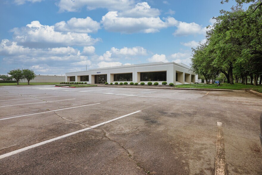 More Photos Of 10410 Corporate Dr, Sugar Land Research And Development For Lease