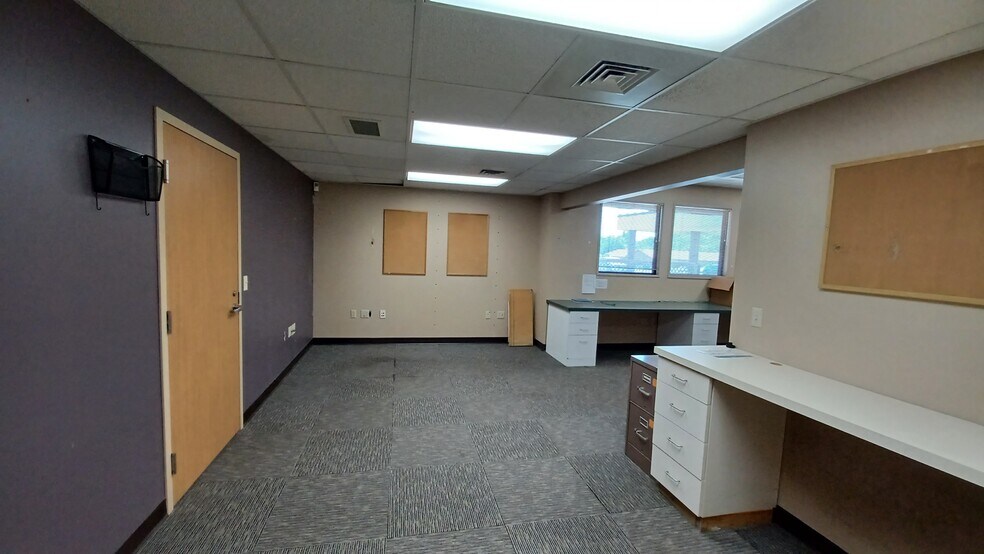 More Photos Of 931 13th Ave N, Clinton Storefront Retail Office For Lease