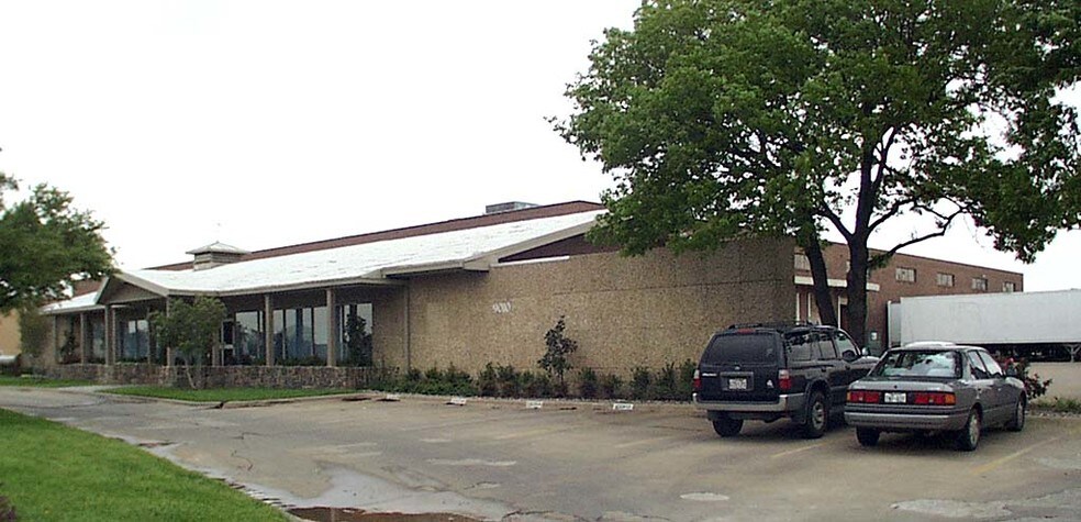 More Photos Of 9010 John W Carpenter Fwy, Dallas Warehouse For Lease
