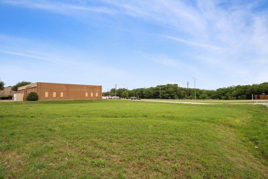 More Photos Of 1910 E Sublett Rd, Arlington Land For Lease