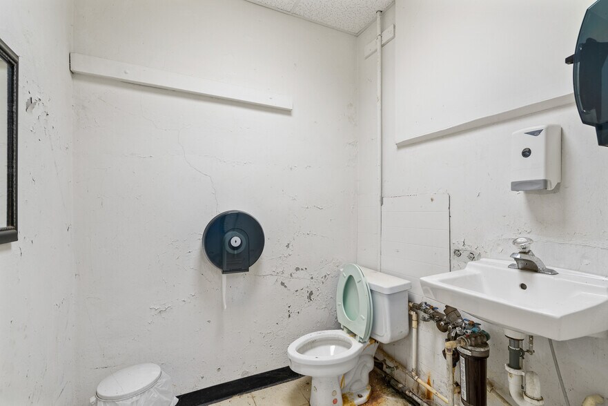 More Photos Of 713 E Austin Blvd, Nevada Warehouse For Sale