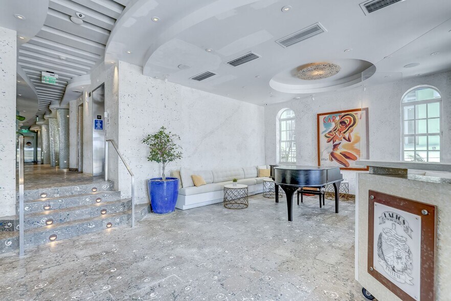 More Photos Of 820 Ocean Dr, Miami Beach Restaurant For Sale
