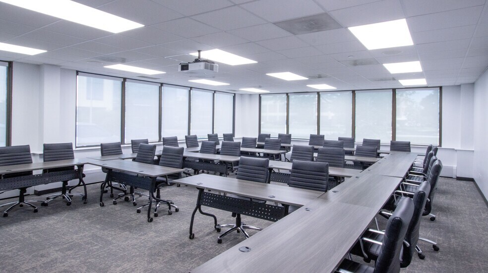 More Photos Of 903 Commerce Dr, Oak Brook Office For Lease