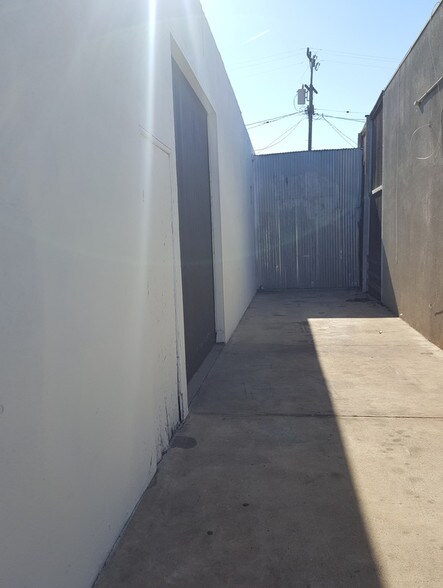 More Photos Of 4612 Manhattan Beach Blvd, Lawndale Warehouse For Lease