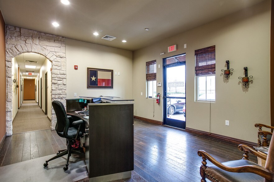 More Photos Of 1011 Surrey Ln, Flower Mound Office For Lease