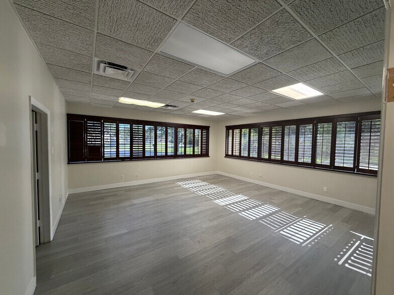More Photos Of 10061 Amberwood Rd, Fort Myers Flex For Lease