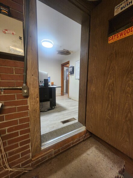 More Photos Of 217 Steedly Dr, Louisville Light Distribution For Sale