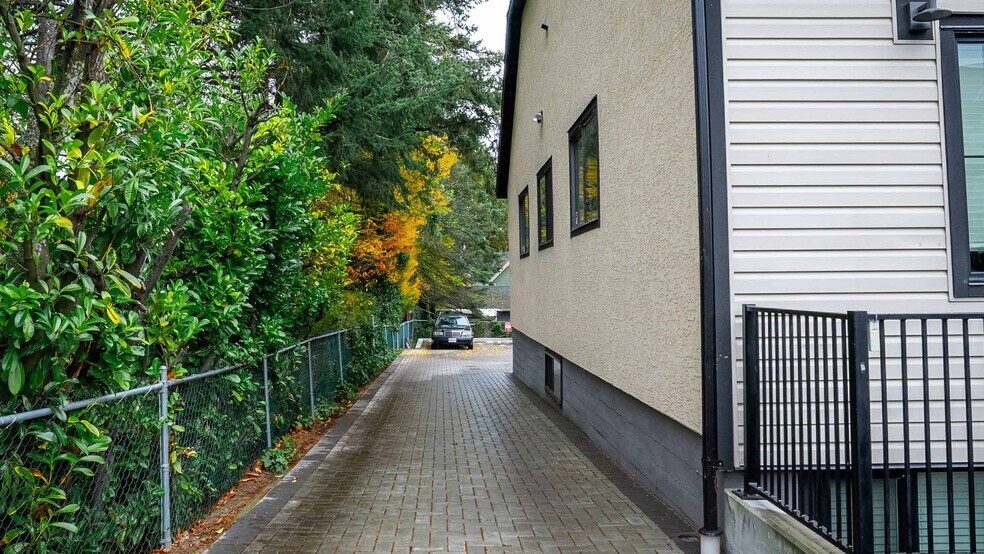More Photos Of 7925 E Saanich Rd, Capital General Retail For Sale