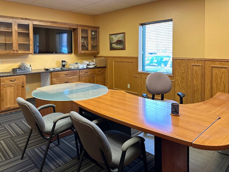 More Photos Of 1360 E County Road E E, Vadnais Heights Warehouse For Lease