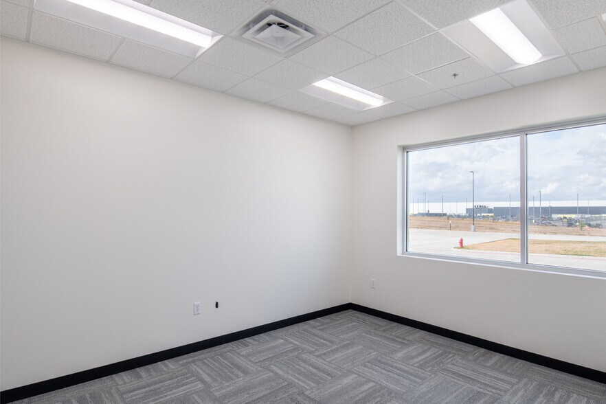 More Photos Of 6851 Cal Turner Dr, San Antonio Distribution For Lease