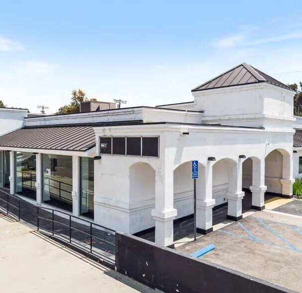 More Photos Of 21326 Ventura Blvd, Woodland Hills Storefront Retail Office For Lease